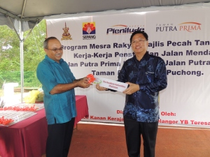 Chairman: Kong Kok Meng receiving honour plaque from YDP Sepang