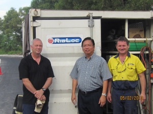 Chairman Kong is learning the extend of sewerage rectification work from the Australian expert